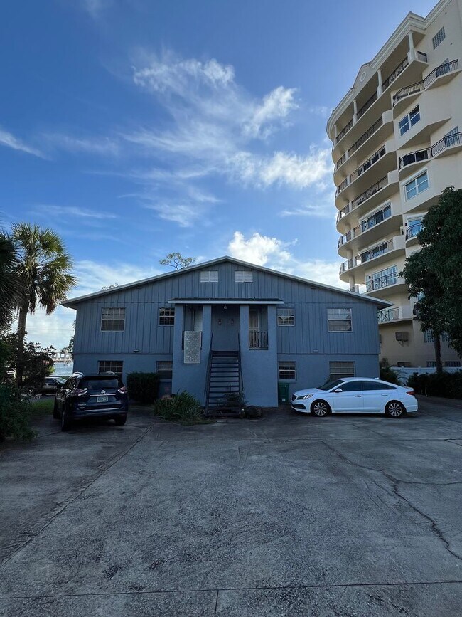 Building Photo - 17 Riverside Dr