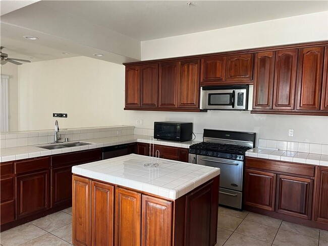 Building Photo - Spacious Condo