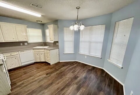 Foto del edificio - Charming 3 Bed, 2 Bath Brick Home on Corner Lot – Fireplace, 2-Car Garage & Conveniently located!