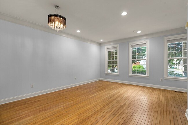 Building Photo - 2 Bed 2.5 Bath - Lakelands Townhome - Deta...