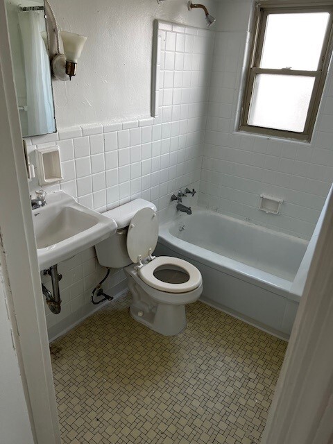 Efficiency Apt.: Bathroom - 9102 Reading Rd