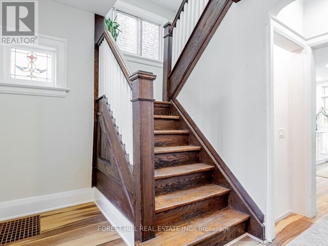 Building Photo - 186 Westmount Ave