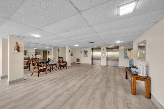 Foto del edificio - Riverfront Condo Location 1,100+ square fe...