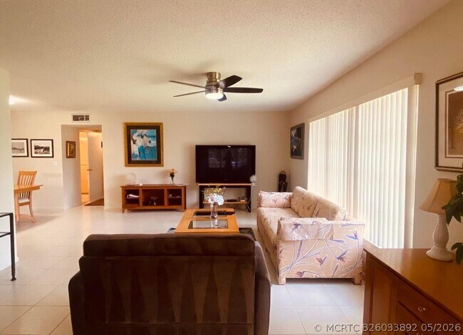 Foto del edificio - 5126 Lakefront Blvd