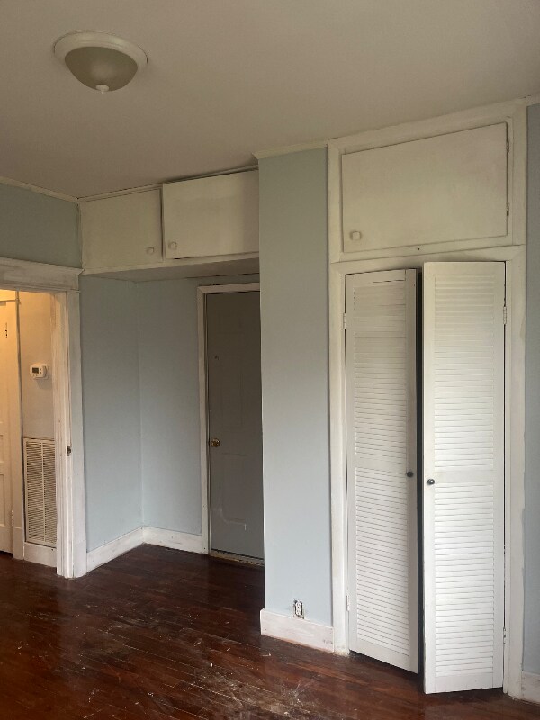 Building Photo - 725 E Burton St