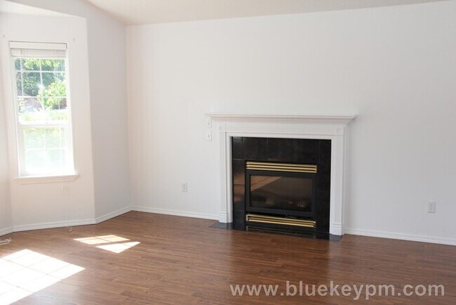 Building Photo - 3 Bed, 2 Bath Home with Large Covered Deck in North Image Neighborhood