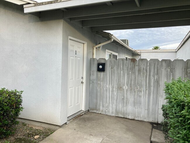 Foto del edificio - 1716 Sylvan Ave