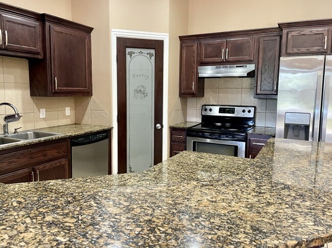 Foto del edificio - 408 Boggy Creek Dr