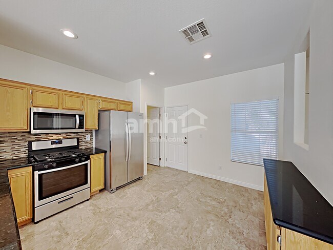 Foto del edificio - 1660 Encarta St