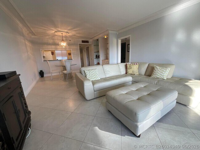 Foto del edificio - 14475 Strathmore Ln