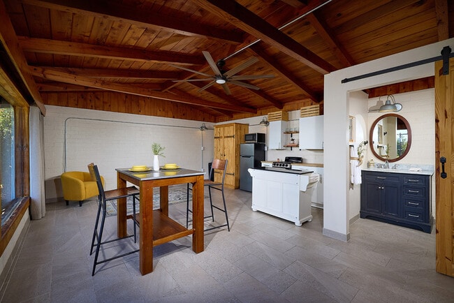 Foto del edificio - 2136 Foothill Dr