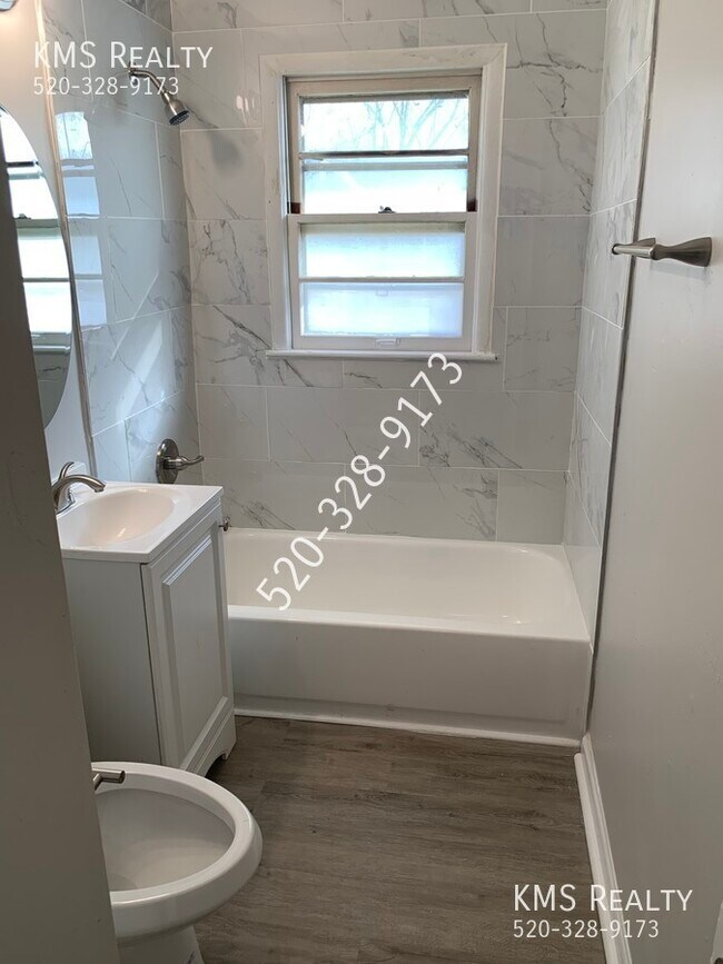 Foto del edificio - 7244 Bales Ave