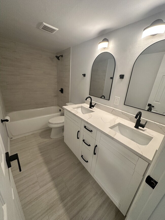 Los pisos en el baño de la calle 52 - The Flats on 52nd