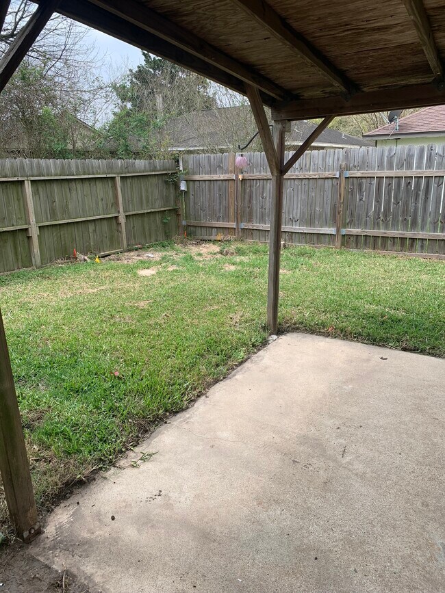 Foto del edificio - 3223 Windmoor Dr