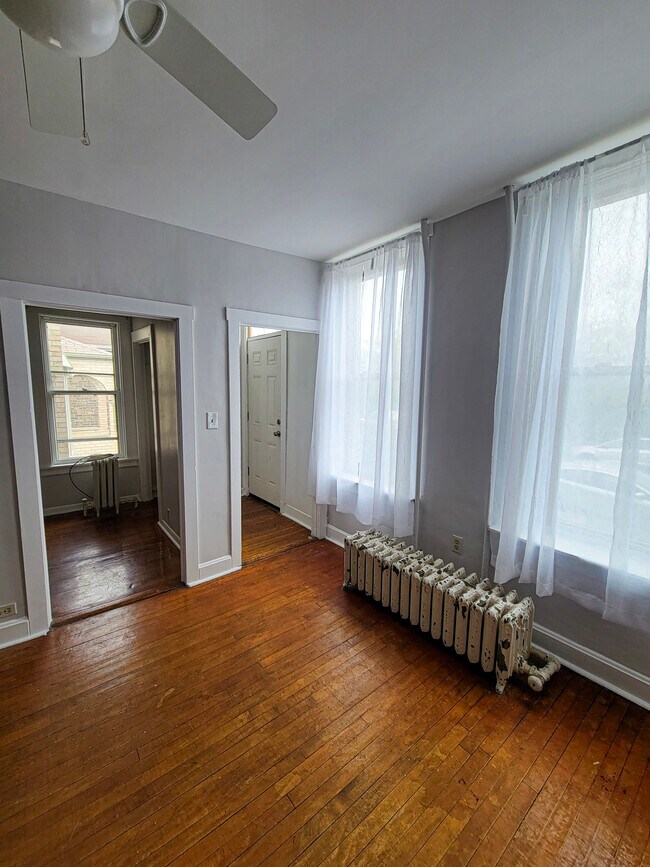 Building Photo - 3240 S Hoyne Ave
