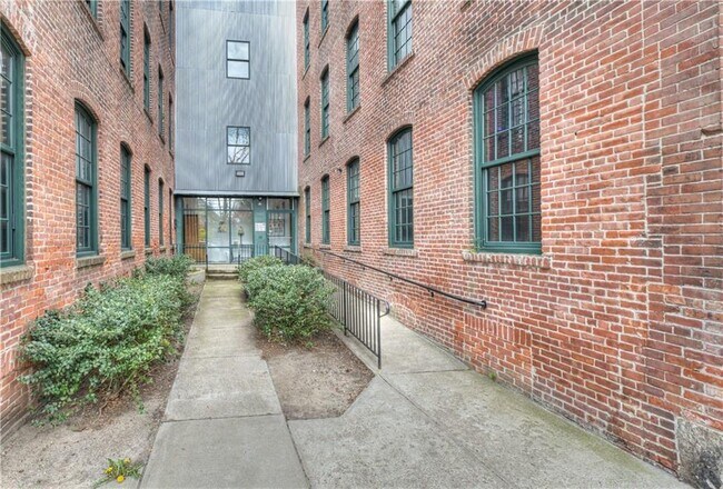 Building Photo - 407 Pine St