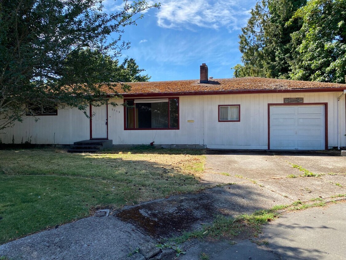 Primary Photo - Charming 5-Bedroom Home with Backyard - Cl...