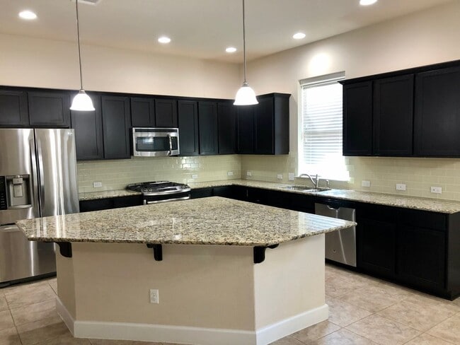 Foto del edificio - Upscale 3 Bedroom 2 Bath with Lots of Space!