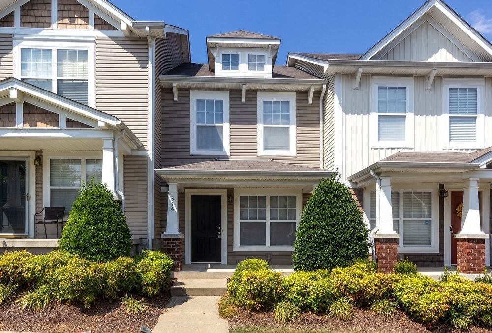 Primary Photo - Townhouse in Shadow Glen