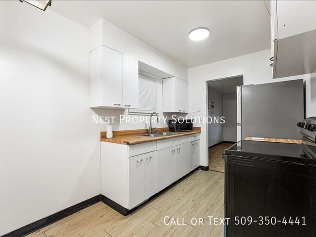 Building Photo - 1211 Vandenburg Ave