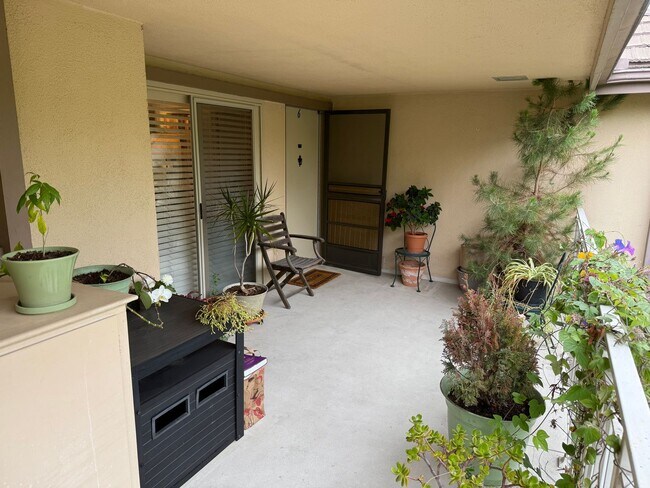 Foto del edificio - Spacious 2 BED/ 1.5 BATH in Encino Royal (...
