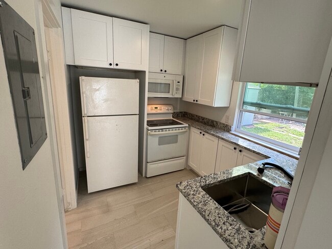 Full Kitchen - 4610 McGregor Blvd