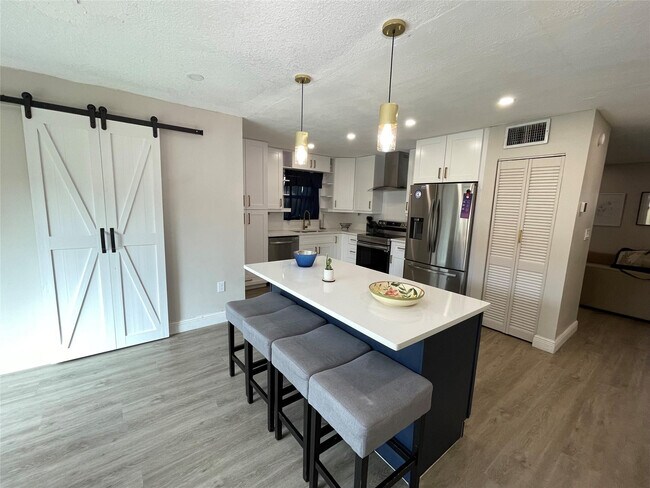 Building Photo - 4000 Del Rio Way