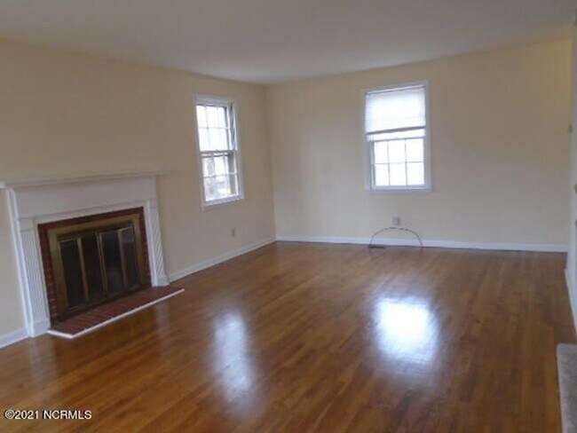 Building Photo - Charming 3 bedroom 1 and 1/2 bath home in ...