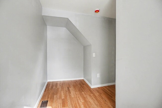 Building Photo - 126 W Elm St
