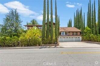 Building Photo - 668 E Sunset Dr N