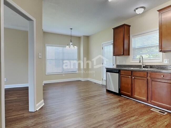 Foto del edificio - 5721 Rhyne Cove Ln