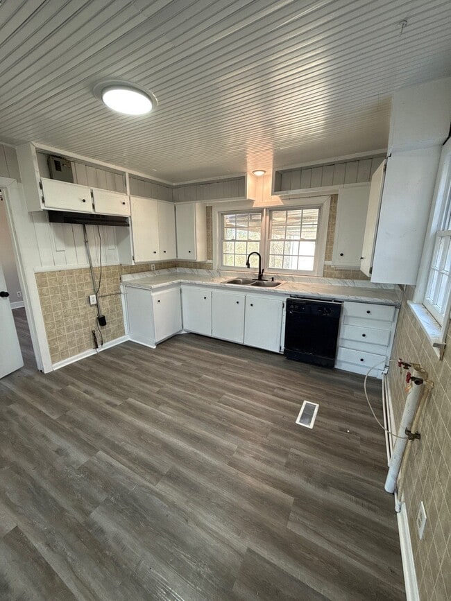 Foto del edificio - 1699 Eastland Ave