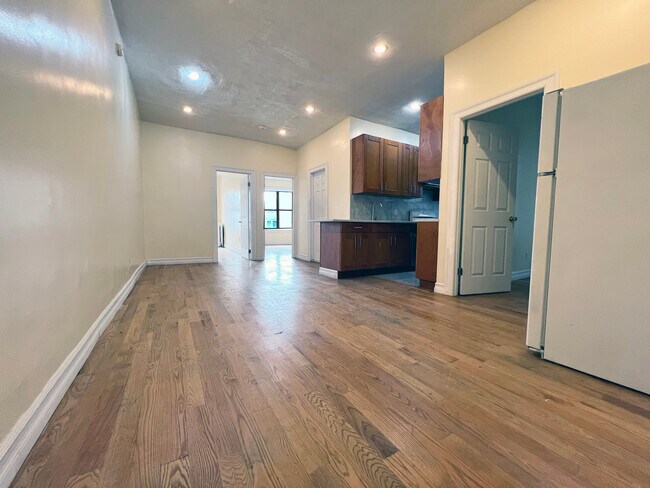Building Photo - 860 Riverside Dr