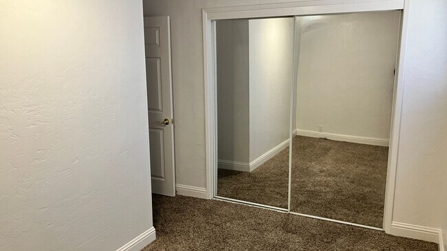 Foto del edificio - Long term rental with garage and large bac...