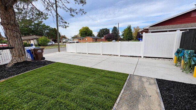 Building Photo - 8213 Harrison St
