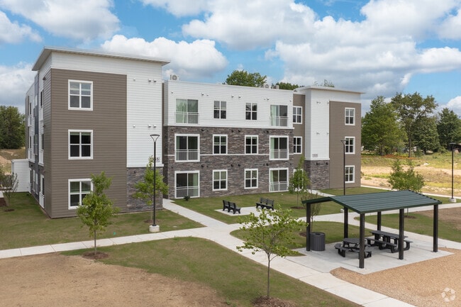 Building Photo - The Flats at Carriage Commons