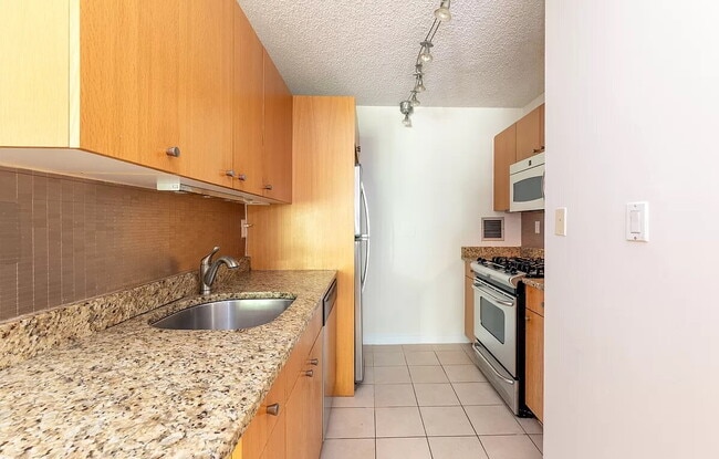 Foto del edificio - super One Bdrm with large windows flood the apartment