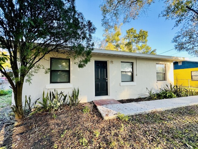 Building Photo - 1115 N Davis Ave