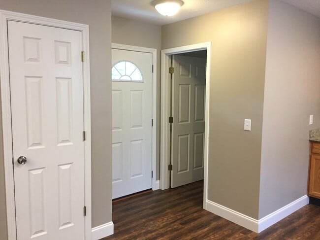 Entry - 2B Circleview Dr
