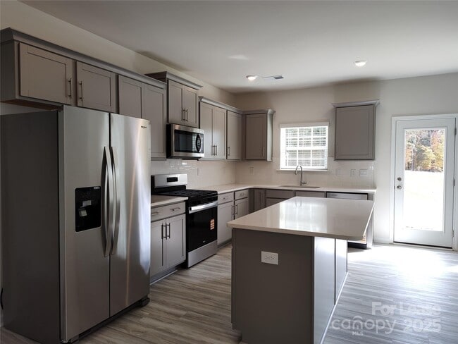 Building Photo - 1404 Secrest Cmns Dr