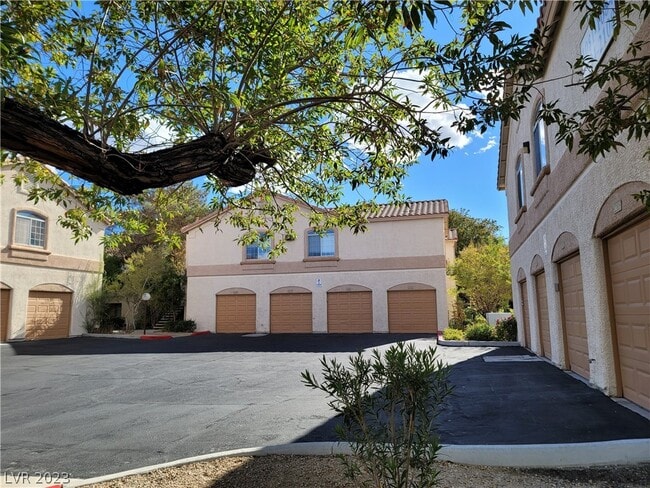 Building Photo - 1830 N Buffalo Dr