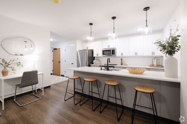 Dos dormitorios, cocina - LoSo Lakeside Apartments