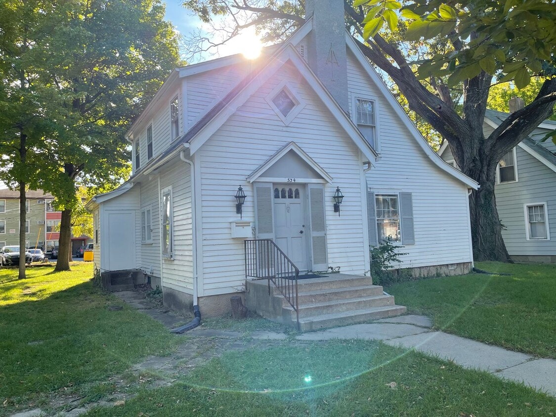 Building Photo - 3 Bedroom 1 Bath in Heart of Campus