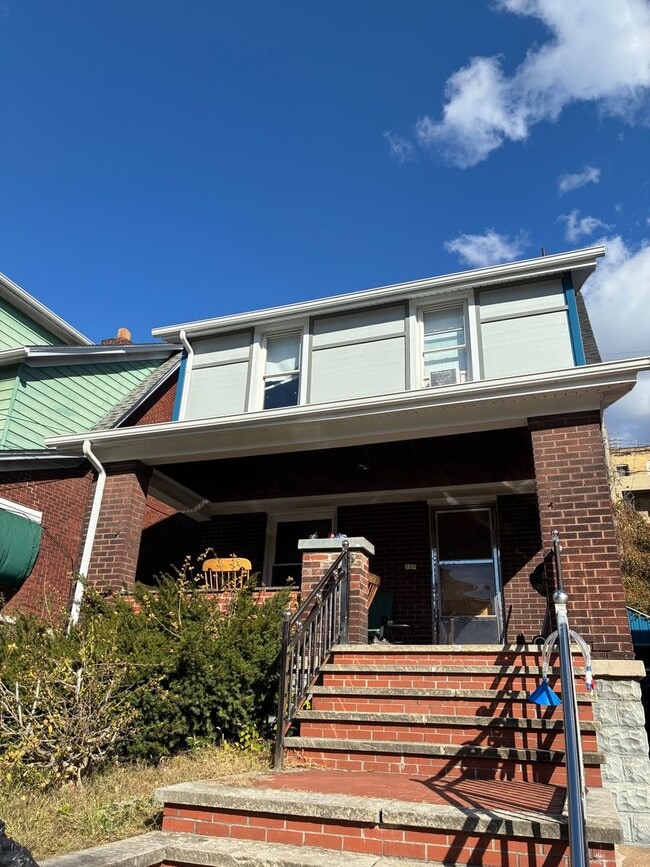 5 Potential Bedroom, 2 Kitchens, 2 Bath Available 7/1 NEAR CAMPUS!!!! - 5 Potential Bedroom, 2 Kitchens, 2 Bath Available 7/1 NEAR CAMPUS!!!! House