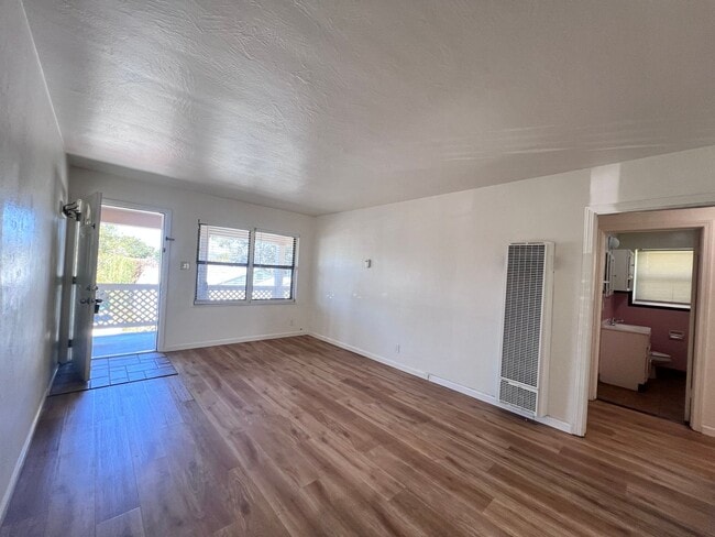 Building Photo - SPACIOUS 2 BEDROOM/1 BATH AVAILABLE IN HAYWARD CA !!!!
