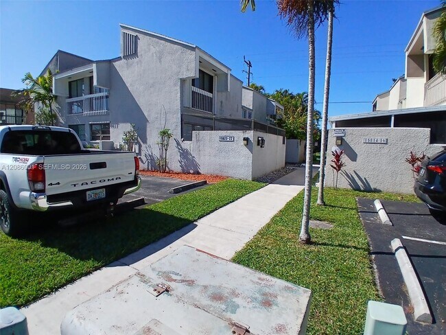 Building Photo - 15820 SW 91st Ct