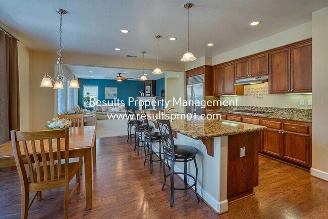 Foto del edificio - Spacious and upgraded 4 Bed 3 Bath Roseville Home