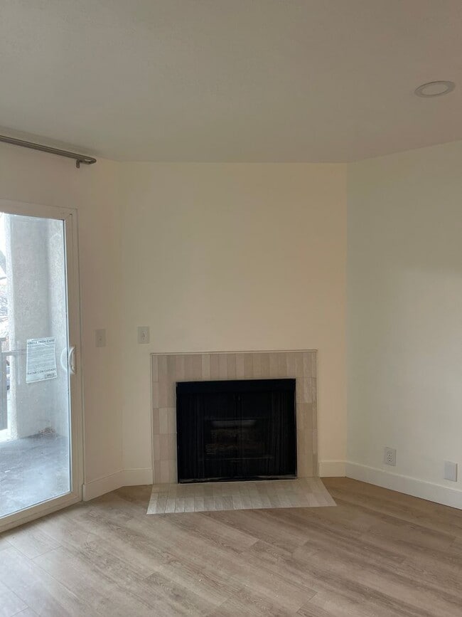 Building Photo - 2 Bedroom/1 Bathroom Condo in Midvale