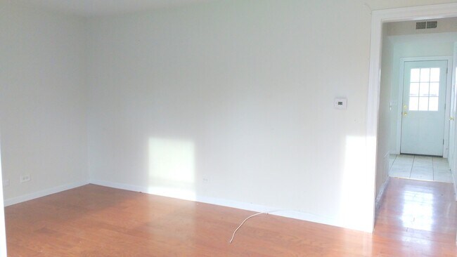 Foto del edificio - Cozy Townhome Available right away for liv...