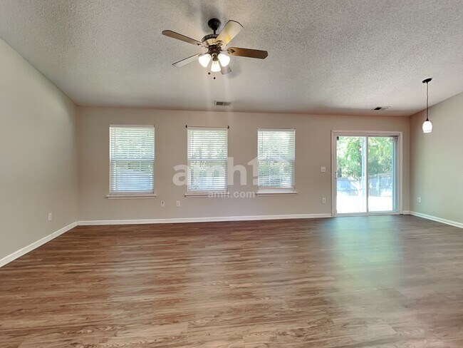 Building Photo - 3928  Edgeview Drive